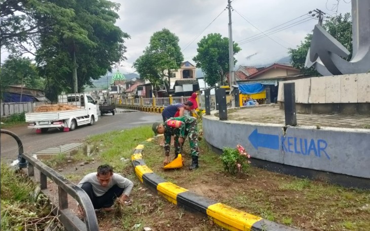 Babinsa dan Warga Kompak Bersihkan Pantai Prigi, Jaga Pesona Wisata Trenggalek