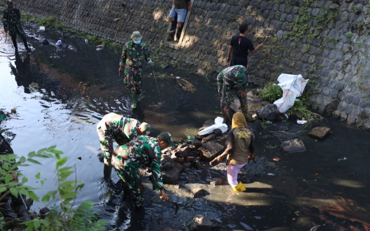 Sinergitas TNI dan Warga Bersihkan Sampah di Bantaran Sungai 
