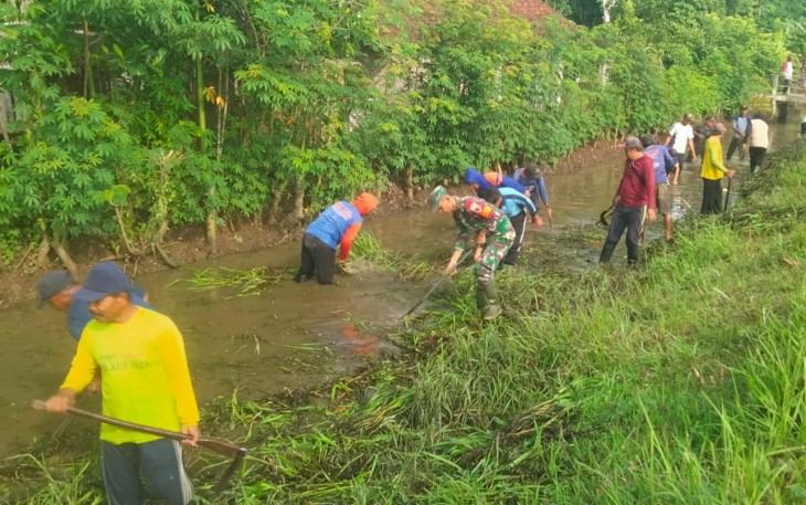 Babinsa dan Warga Pandean Kompak Bersihkan Sungai, Cegah Banjir Sejak Dini