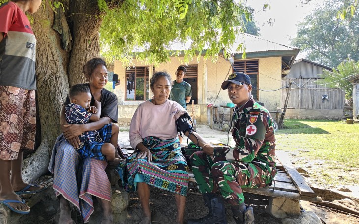 Yonarmed 12 Kostrad Wujudkan Kepedulian Melalui Pelayanan Kesehatan Door to Door