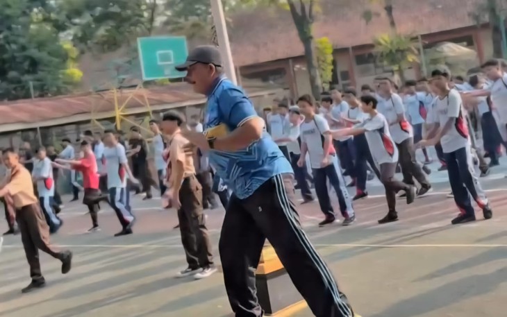 Ahmad Fahrudin (berkaos biru), Guru PJOK, SMPN 2 Kutasari, Purbalingga, Jawa Tengah
