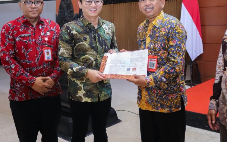 Sekretaris Daerah Kabupaten Trenggalek, Edy Soepriyanto, saat menerima SK pensiun