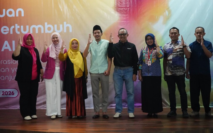 Wakil Bupati Trenggalek, Mohammad Syah Natanegara saat, bersama profider telekomunikasi Indosat melalui program SheHack memberikan pelatihan tekhnologi digital kepada pelaku UMKM perempuan di Kabupaten Trenggalek, di Gedung Bawarasa, Jum'at (12/6/2026)