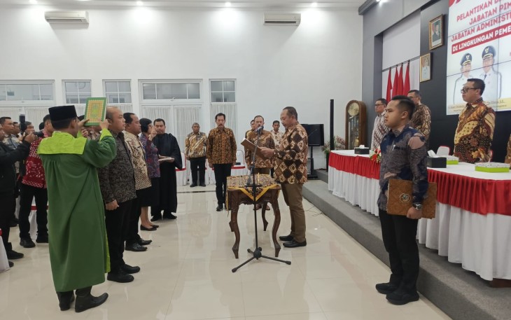 Upacara pelantikan dan pengambilan sumpah janji jabatan bagi Pejabat Pimpinan Tinggi Pratama, Jabatan Administrator, dan Jabatan Pengawas di lingkungan Pemkab Karanganyar, di Ruang Anthurium, Rumah Dinas Bupati Karanganyar, Rabu (1/7/2026) malam.