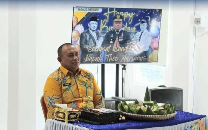 Keluarga Besar Bapas Kelas I Palangka Raya Berikan Kejutan Kepada Theo Adrianus 
