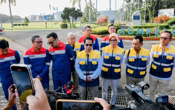Dirjen Migas Laode Sulaeman memberikan keterangan pers di Kilang Balongan, Indramayu, Kamis (12/3)