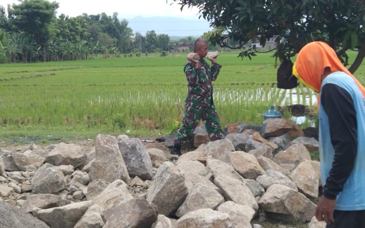 Babinsa Kodim Ponorogo saat Bantu Warga Buat Pondasi Rumah