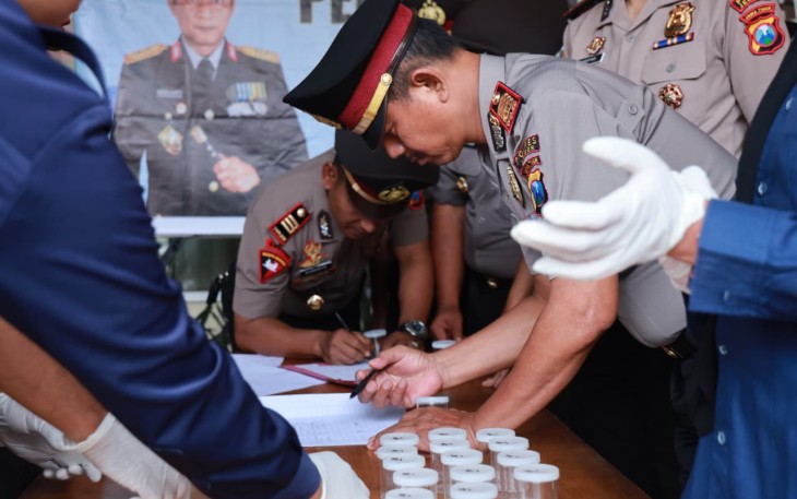 Polres Jember Test Urine Mendadak Bagi Para Perwira