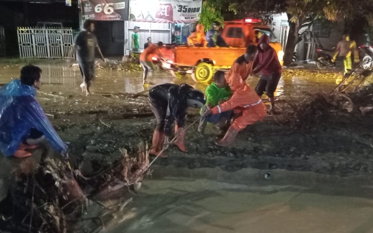 BPBD Kota Padangsidimpuan bersama OPD terkait saat menarik sampah akar pohon yang menyakut di Draniase di Desa Goti, Kecamatan Padangsidimpuan Tenggara, Selasa malam (14/4/2026).