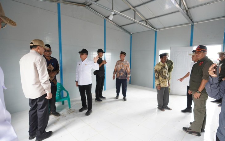 Kepala BNPB Letjen TNI Dr. Suharyanto, S.Sos., M.M saat mendampingi Menko Polkam Jenderal TNI (Purn.) Djamari Chaniago melihat fasilitas dan berdialog dengan warga penghuni huntap di Desa Kuala Cangkoy, Kecamatan Lapang, Kabupaten Aceh Utara, Provinsi Aceh, pada Sabtu (14/3)