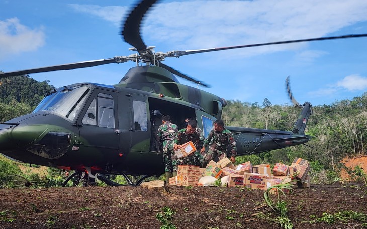 Droping logistik Lewat udara di Desa Lobu Singkam