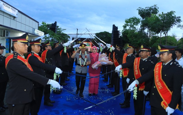 Tradisi upacara pedang pora menyambut kedatangan AKBP Arman Sahti sebagai pejabat baru Kapolres Karanganyar, Senin (12/1/2026) sore. (Foto: Istimewa)