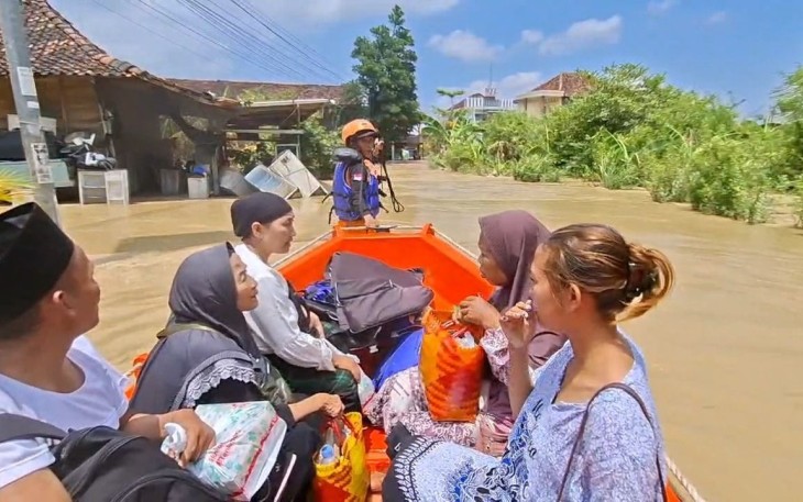 Petugas BPBD Kabupaten Demak mengevakuasi warga terdampak menggunakan perahu karet atas bencana banjir yang melanda wilayah Kabupaten Demak, Jawa Tengah, Jumat (3/4).