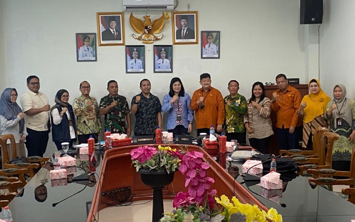  Sekretaris Daerah Kota (Sekdako) Tebing Tinggi, Erwin Suheri Damanik, memimpin langsung Rapat Kerja Tim Pengendalian Inflasi Daerah (TPID) yang berlangsung di Ruang Mawar, Lantai 3 Gedung Balai Kota, Jumat (10/4/2026)