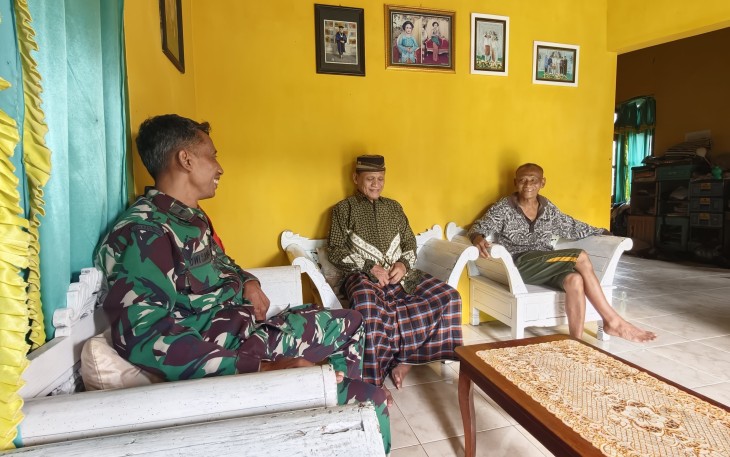 Babinsa Koramil 01/Pacitan Kodim 0801/Pacitan Pelda Dwi Santoso menjalin rasa keakraban serta kebersamaan yang baik dengan warga di salah satu rumah warga di Desa Sedeng, Kec/Kab.Pacitan, pada Selasa (17/2/2026).