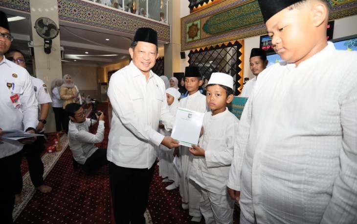 Mendagri Muhammad Tito Karnavian bersama jajaran saat menyerahkan bantuan kepada anak yatim dan sejumlah pegawai yang membutuhkan di Masjid An-Nuur Kantor Pusat Kemendagri, Jakarta, Rabu (4/3/2026).