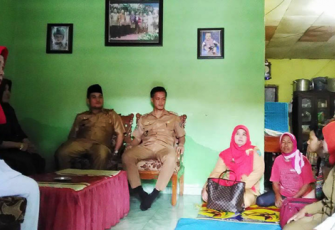 Kepala Dinas Kesehatan Kota Bengkulu Herwan Antoni bersama beberapa pejabat Pemkot mengunjungi Resi (3), balita anak dari pasangan Reza Andrian dan Uci Inda Sari yang menderita penyakit kanker darah hari ini, Selasa (24/1/2017)