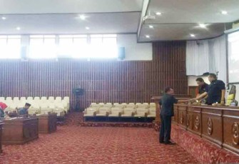 Pimpinan Fraksi bersalaman usai menyampaikan pandangannya