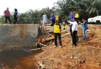 Komisi II Sidak ke Lokasi Bahu Jalan Jebol Di Jalan Dharma Wanita, Jumat (27/1/2017).