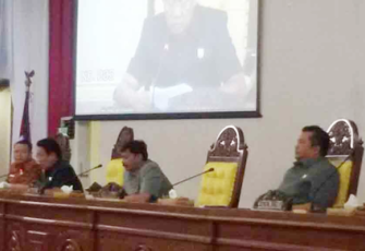 Paripurna mendengarkan jawaban gubernur terhadap pandangan umum fraksi atas 4 Raperda, Selasa (14/02/2017)