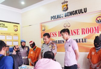 Kapolres Bengkulu AKBP Ardian Indra Nurinta, S.Ik didampingi Kasat Narkoba Iptu Sandy Indrajati Wiguna, S.Ik saat gelar press release, Kamis (16/02/2017)