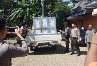 Polisi Kawal Ketat Pemindahan Surat Suara dari PPK Kecamatan Karang Tinggi dan surat suara dari PPK Kecamatan Talang Empat ke Kantor KPU Kabupaten Bengkulu Tengah, Jumat (07/02/2017).