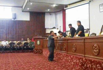 Ketua DPRD Provinsi Bengkulu Ihsan Fajri, S. Sos Wakil Ketua I Edison Simbolon, S. Sos, M. Si dan Wakil Ketua II Suharto, SE saat berjabat tangan dengan Irwan Jonaidi usai membacakan laporan tim Pansus