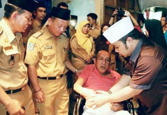 Walikota beri bantuan kursi roda kepada Bren suami dari cik uda yang beralamat di belakang eks Barata.