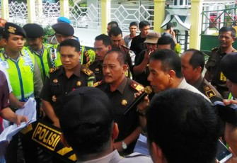 Puluhan massa dari Front Pembela Rakyat (FPR) Bengkulu berdemonstrasi di depan kantor Kejaksaan Tinggi Bengkulu, Kamis (02/02/2016). 