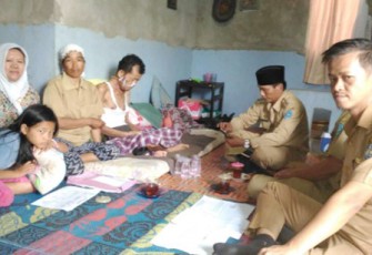 Selasa (31/01/2017) siang, Camat Ratu Agung Subhan Gusti Hendri bersama jajarannya mengunjungi seorang warga yang sejak 4 bulan terakhir sakit parah