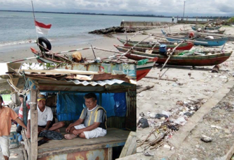 Nelayan tradisional di kawasan Pantai Malabero, Kota Bengkulu 