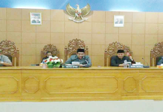 Ketua DPRD Bengkulu Utara Aliantor Harahap, SE Wakil Ketua II Sutrisno, SE , didampingi Wakil Ketua II Parmi, SIP dan Bupati Ir Mian, saat memimpin sidang