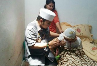 Walikota kunjungi warga kurang mampu yang sedang sakit