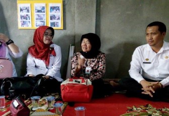 Kasubdir Kesehatan Kerja dan Olahraga Kemenkes RI dr. Rusmiyati, MQIH (tengah) saat meninjau Pos UKK Marwan, Rabu (22/03)