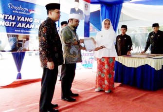 Walikota Helmi Hasan, saat melaunching makan gratis setiap hari Jumat di RSUD Kota Bengkulu bagi keluarga pasien yang tidak mampu dan launching ruang perawatan lantai 3 dan 4 RSUD Kota Bengkulu, Jumat (17/03/2017).