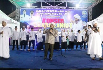Duet Ustaz Derry Sulaiman bersama Helmi Hasan dalam Konser Suara Langit