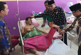 Bupati Dirwan menyempatkan diri menjenguk pasien Lamarhan, yang baru selesai menjalani amputasi kaki 
