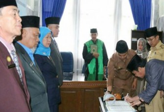 Pelantikan dan pengukuhan tiga pejabat Dukcapil Kota Bengkulu di Ruang Asisten III, Kantor Walikota, Selasa (07/03)
