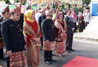 Walikota Helmi Hasan didampingi Wawali Patriana Sosialinda (Kanan), saat menghadiri rapat paripurna istimewa HUT Kota Bengkulu ke 298, Kamis (16/03/2017)