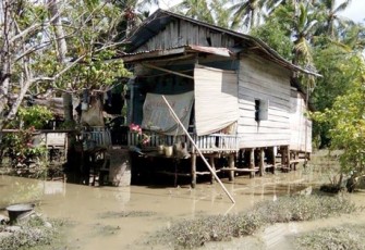 Salah satu rumah warga digenangi air dari banjir kiriman