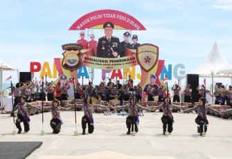 Polwan Polres Bengkulu menampilkan parade tarian tradisional dan musik dol khas Bengkulu untuk menarik masyarakat dalam sosialisasi