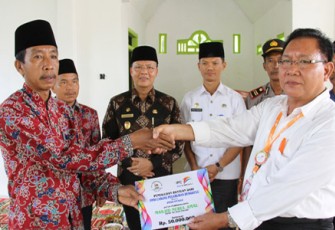 Wakil Gubernur Bengkulu Rohidin Mersyah saat mengahdiri penyerahan bantuan PT. Pelindo 2 Cabang Bengkulu senilai 50 Juta Rupiah kepada Masjid Nurul Amal Desa Telaga Dalam Kec. Pino Raya Bengkulu Selatan, Kamis (27/4).