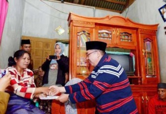 Gubernur Ridwan Mukti saat temui keluarga Aspin di Kaur, Jumat malam (4/4).