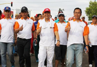 Wakil Gubernur Bengkulu dan Dirut Bank Bengkulu tampak akrab mengikuti jalan santai family day