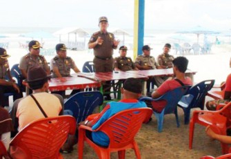 Satuan Polisi Pamong Praja (Satpol PP) Provinsi Bengkulu turun langsung ke lapangan menemui para pedagang objek wisata, Selasa (11/04). 