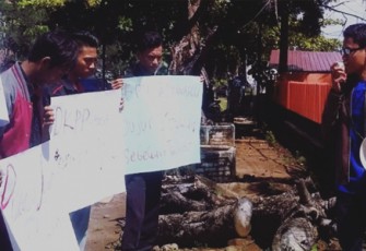 Aksi unjuk rasa di depan kantor Bawaslu Provinsi Bengkulu