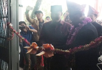 Komisioner KPU RI, Arif Budiman didampingi Wakil Gubernur Bengkulu Rohidin Mersyah memotong pita sebagai simbol peresmian rumah pintar pemilu.