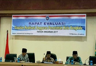 Rapat eveluasi realisasi anggaran Pemerintah Kota Bengkulu di ruang rapat sekretariat daerah, Kamis (20/4/2017).
