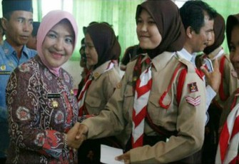 Wakil Walikota Bengkulu Patriana Sosialinda memberikan apresiasi kepada regu penggalang putra/putri terbaik dalam acara Kwarcab 0704 LT. III tingkat Kota Bengkulu.