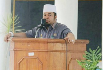 Walikota Bengkulu, Helmi Hasan saat membuka acara silaturahim dan pembagian uang operasional kepada seluruh Ketua RT, Ketua RW, Ketua Adat dan Linmas Kantor Camat Ratu Agung, Selasa (11/4). 